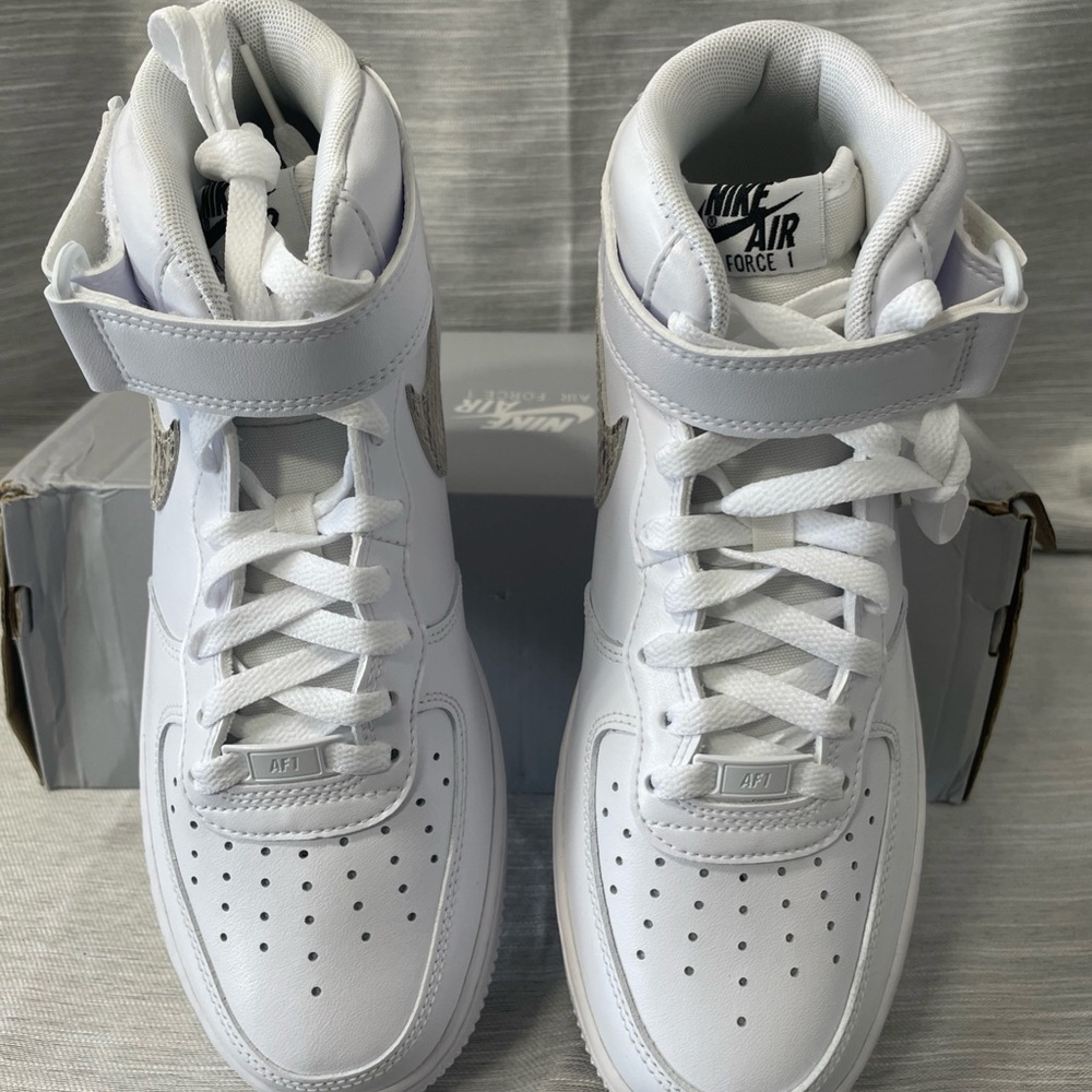 Nike White and Snake Pattern Air Force 1 swoosh retro Sneakers woman’s - Picture 4 of 7